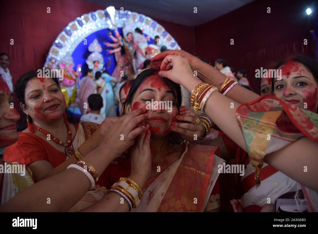 Allahabad, India. 08 Oct, 2019. Devoto bengalí participar en 'Sindhur Khela' procesión antes de sumergir el ídolo de la diosa Durga en un estanque con ocasión del Festival VijayDashmi en Allahabad(Prayagraj) el martes, 08 de octubre de 2019. Crédito: Agencia de Prensa del Pacífico/Alamy Live News Foto de stock