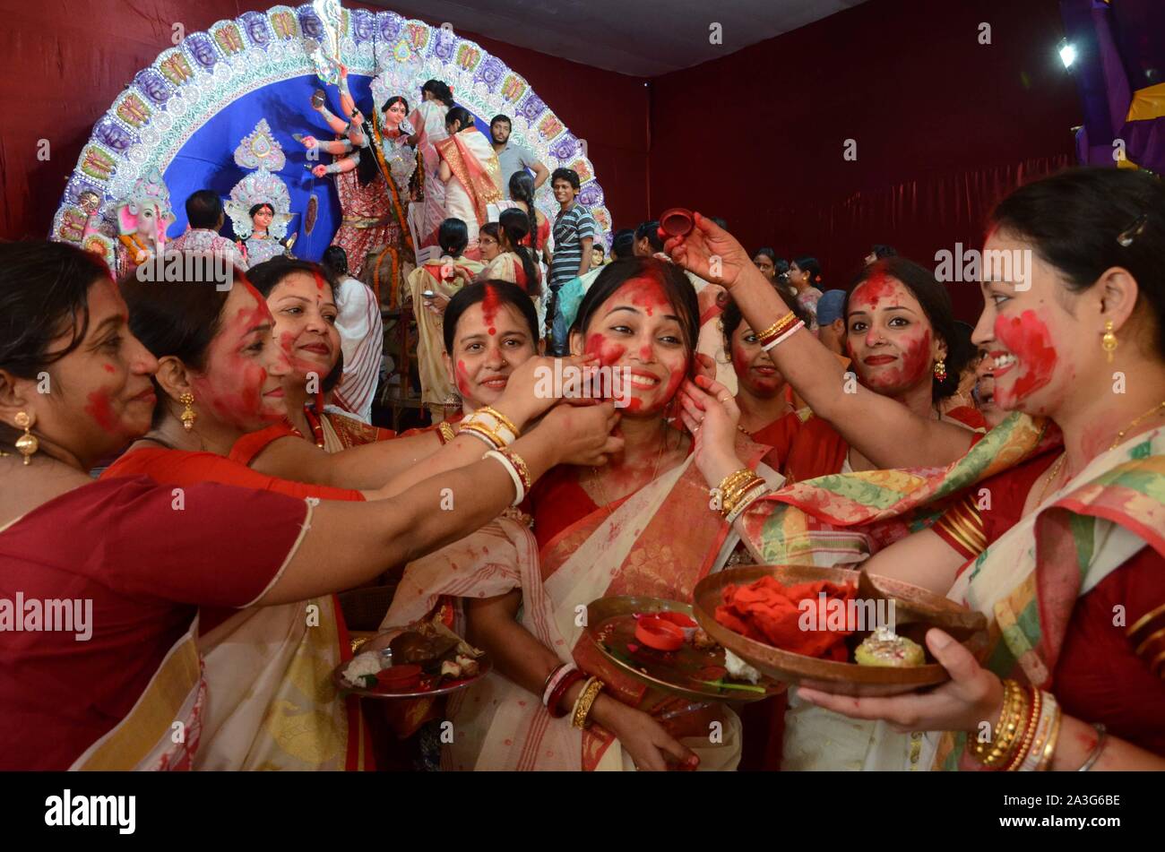 Allahabad, India. 07 Oct, 2019. Devoto bengalí participar en 'Sindhur Khela' procesión antes de sumergir el ídolo de la diosa Durga en un estanque con ocasión del Festival VijayDashmi en Allahabad(Prayagraj) el martes, 08 de octubre de 2019. Crédito: Agencia de Prensa del Pacífico/Alamy Live News Foto de stock