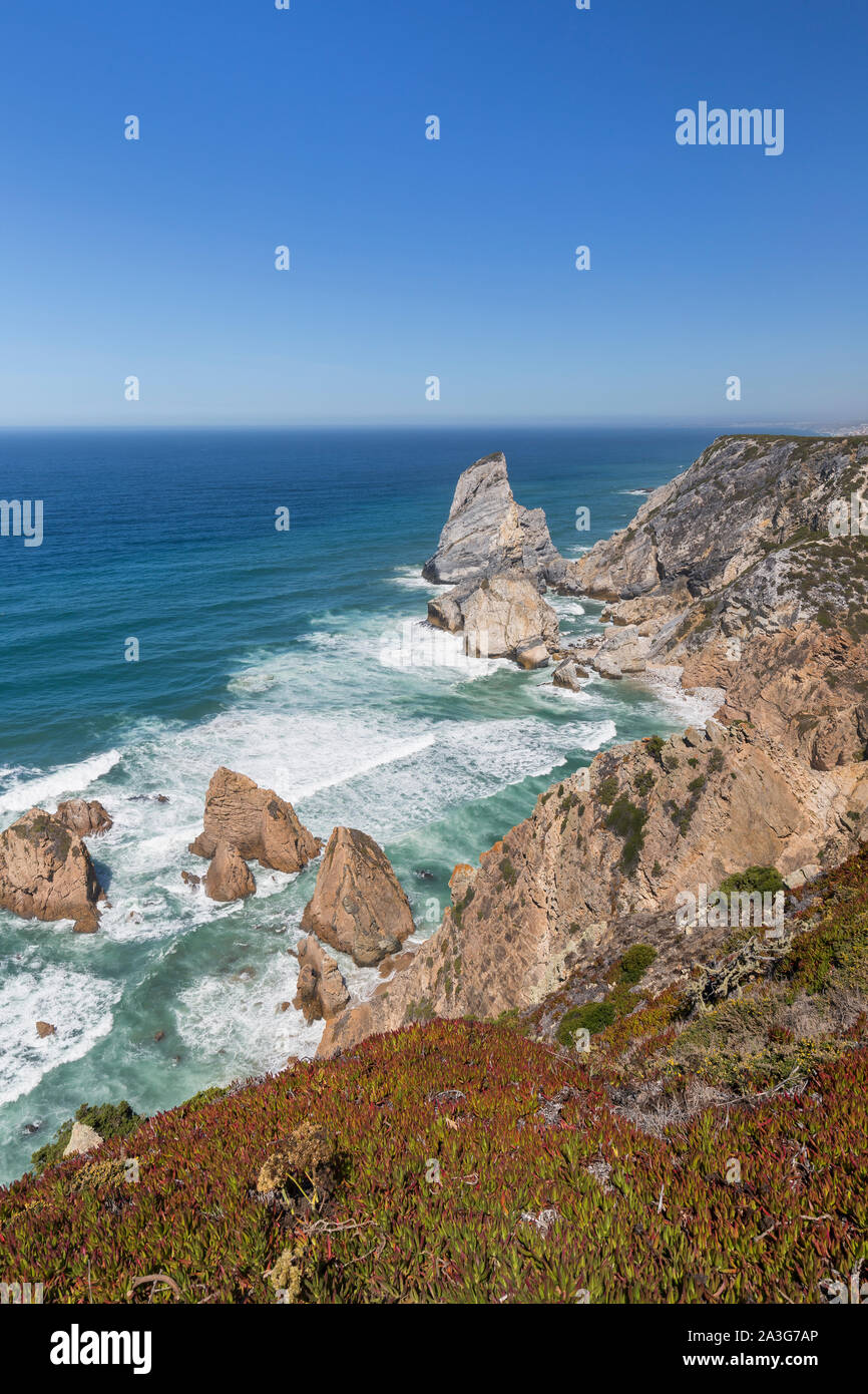 Vista panorámica del océano Atlántico y un litoral accidentado con enormes rocas cerca de Cabo da Roca, el punto más occidental de la Europa continental, en Portugal. Foto de stock