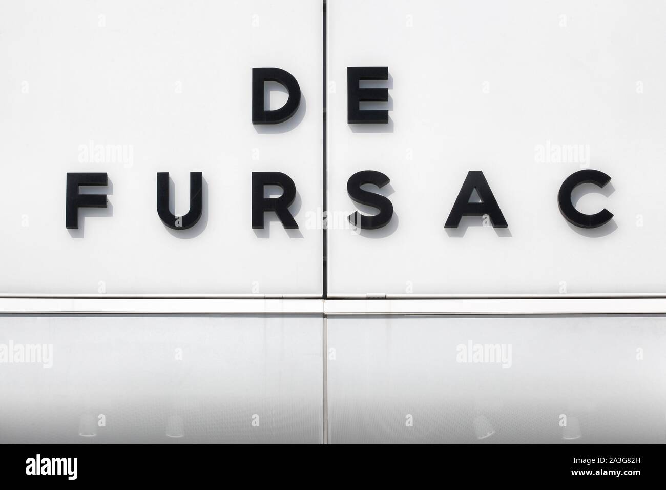 Villefontaine, Francia - Septiembre 13, 2019: De Fursac logotipo en una pared. De Fursac es una empresa francesa de prêt-à-porter para hombres creada en París en 1973 Foto de stock