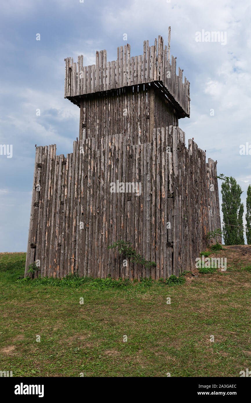 La fortaleza histórica de madera en un verde prado con cielo azul con blanco Foto de stock