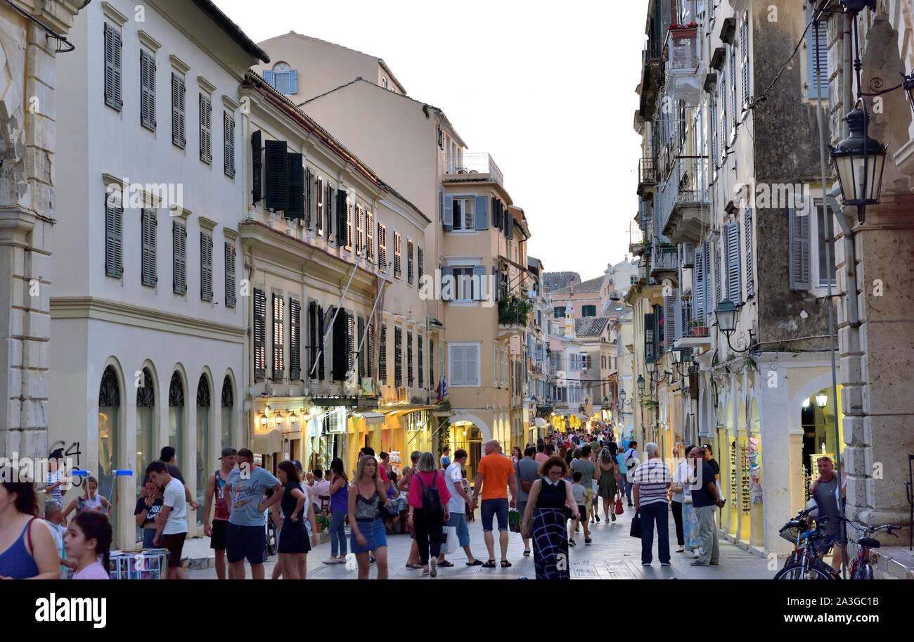 Escena de una calle concurrida al atardecer,Corfú ciudad Vieja,Corfú, Kerkyra, Corfú, Grecia, Islas Jónicas Foto de stock