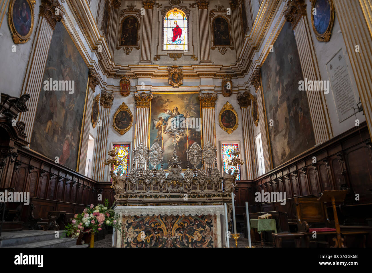 Interior de la Cattedrale di Santa Maria Assunta (Iglesia de Santa María de la Asunción) en la Piazza del Duomo en Lecce, Apulia (Puglia) en el sur de Italia Foto de stock
