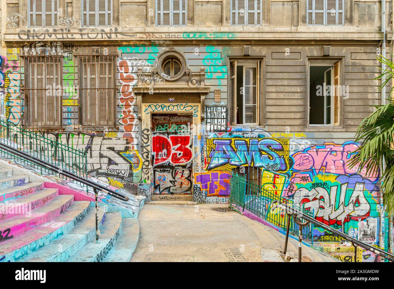 Francia, Bouches du Rhone, Marsella, Cours Julien escalera con tagg, Arte callejero y graffiti Foto de stock