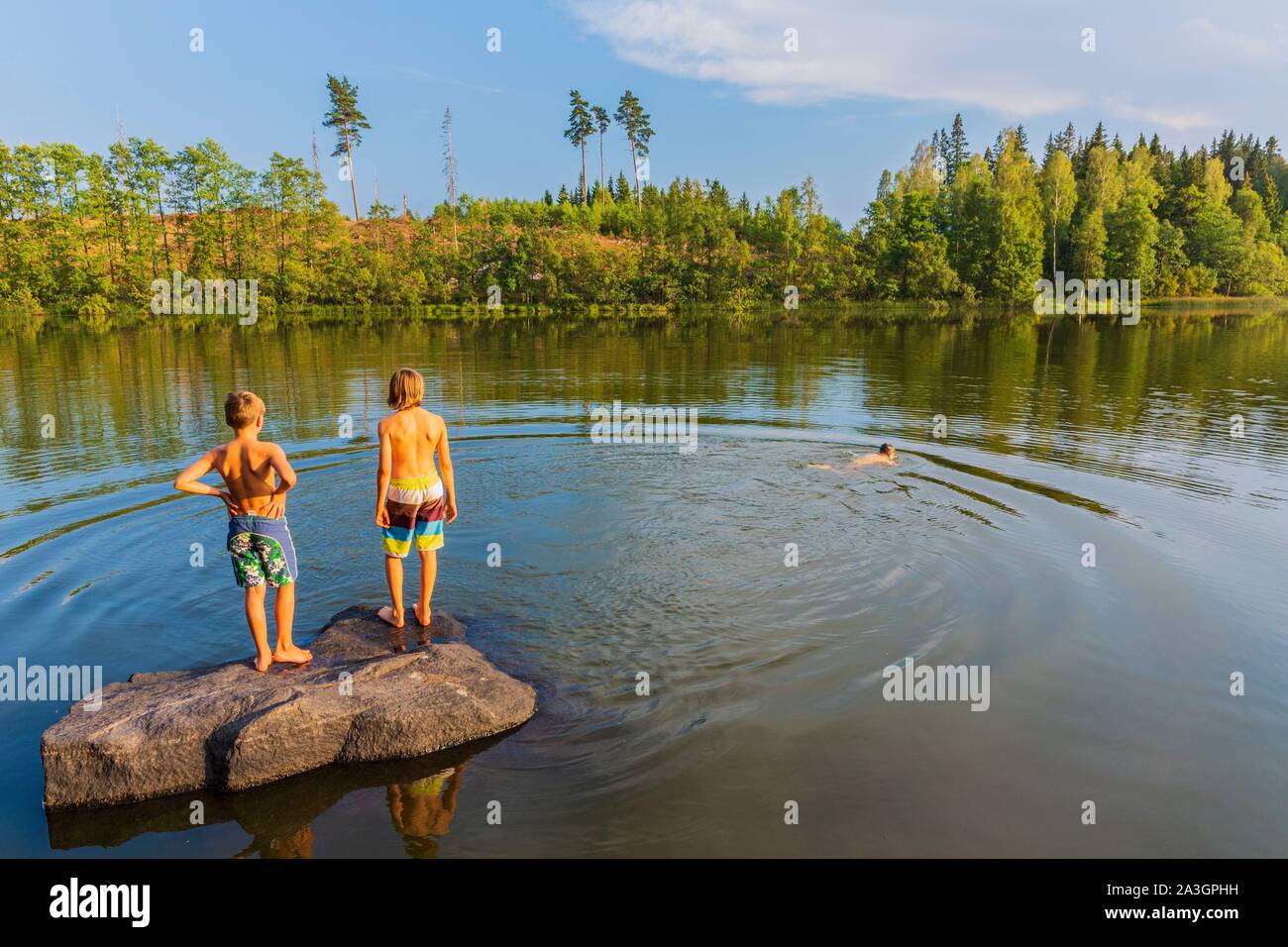 Suecia, del Condado de Vastra Gotaland, Ulricehamn Hokerum, Hamlet, Rochat informe sobre la familia, relajarse con los amigos en uno de los lagos que rodean la casa Foto de stock
