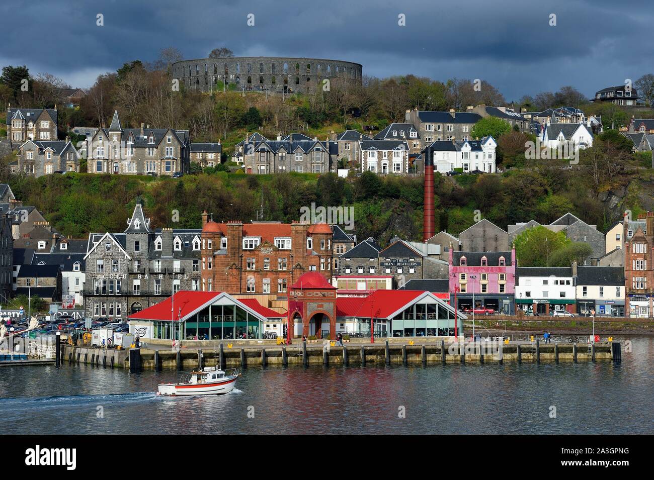 Reino Unido, Escocia, Highland, Argyll and Bute, Oban, el puerto y la destilería de whisky Foto de stock