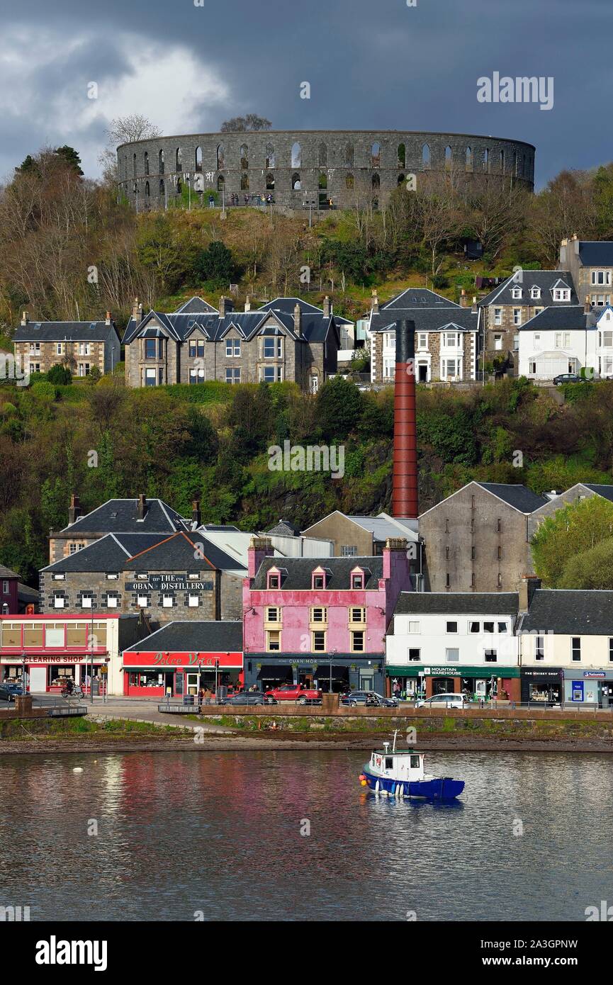 Reino Unido, Escocia, Highland, Argyll and Bute, Oban, el puerto y la destilería de whisky Foto de stock