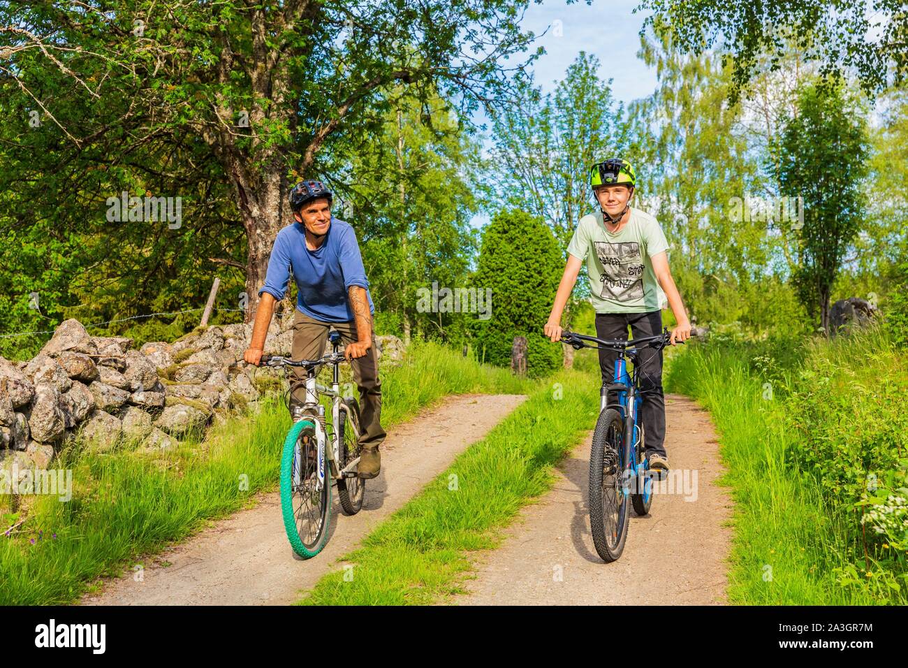 Suecia, del Condado de Vastra Gotaland, Ulricehamn Hokerum, Hamlet, Rochat informe sobre la familia, un paseo en bicicleta cerca de la casa con Eliot y Pierre Foto de stock