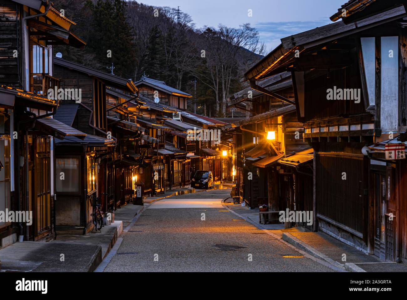 Aldea Tradicional de la antigua Nakasendo, Ruta de Montaña Central por la noche, Narai-juku, en el valle de Kiso, Nagano, Japón Foto de stock