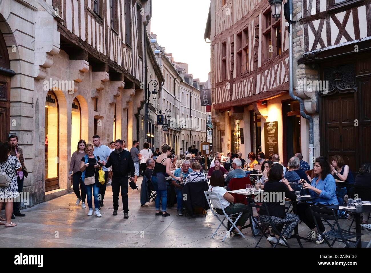 Francia, Cote d'Or, en la zona de Dijon, catalogado como Patrimonio Mundial por la UNESCO, Rue Amiral Roussin, terrazas y casas con entramados de madera Foto de stock