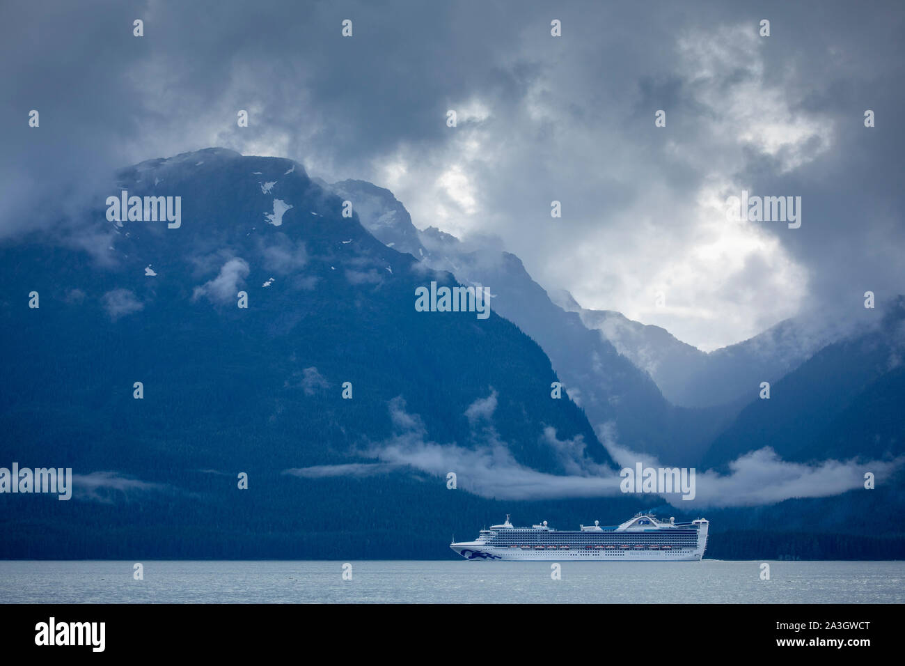 Ee.Uu., Alaska, Juneau, Crucero Star Princess el automovilismo a lo largo de Stephens pasaje sobre la brumosa mañana de verano Foto de stock