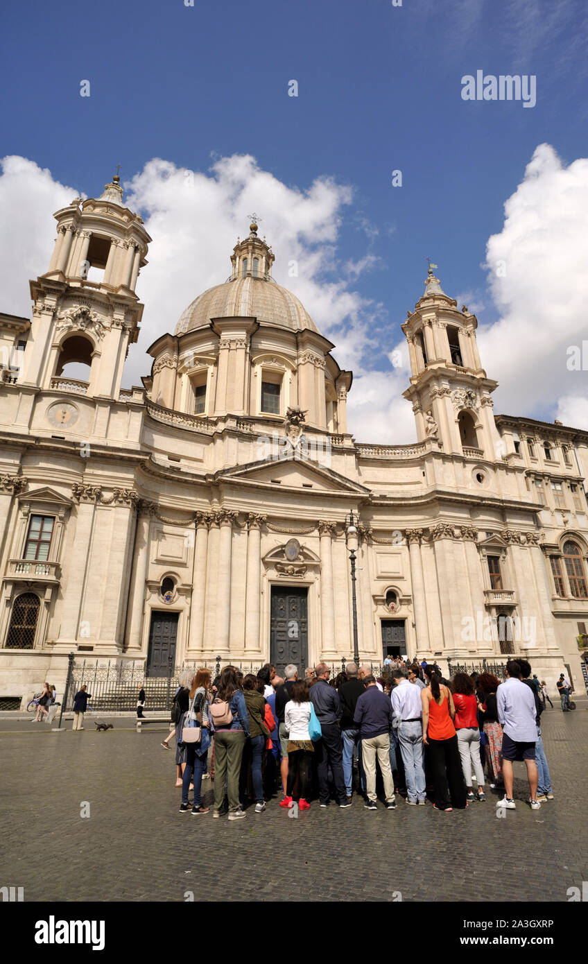Italia, Roma, Piazza Navona, la iglesia de Sant'Agnese en Agone y grupo turístico Foto de stock