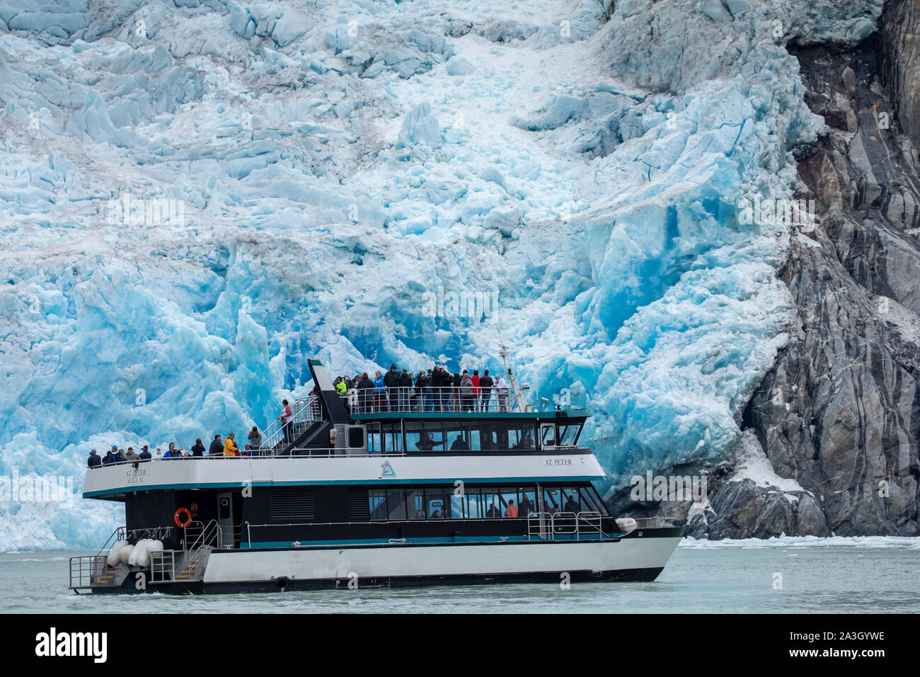 Ee.Uu., Alaska, Tracy Arm - Vados Terror desierto glaciar barco M/V San Pedro cerca de automovilismo Dawes glaciar en Endicott Arm Foto de stock