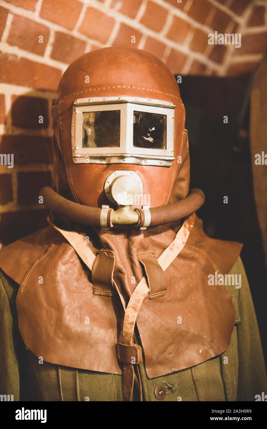 Máscara de gas Soviética antigua hecha de cuero marrón Fotografía de stock  - Alamy