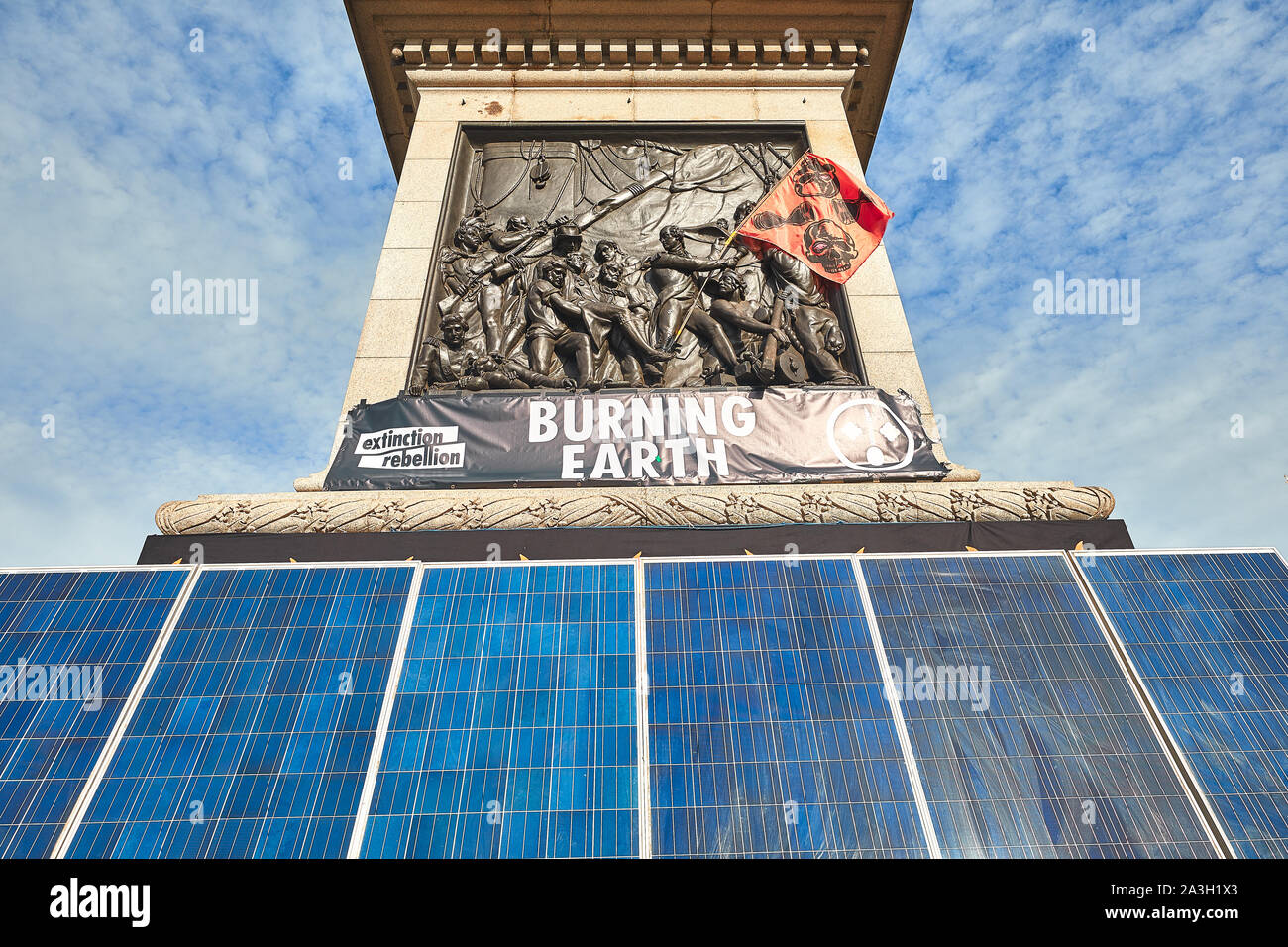 Londres, Reino Unido - Oct 8, 2019: paneles solares, erigido en la parte delantera de la columna de Nelson por activistas de extinción Rebelión en el segundo día de una ocupación de Trafalgar Square. Foto de stock