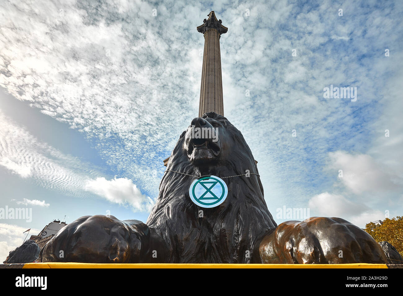 Londres, Reino Unido - Oct 8, 2019: El logotipo sandtimer colocado alrededor de un león por activistas de extinción Rebelión en el segundo día de una ocupación de Trafalgar Square. Foto de stock