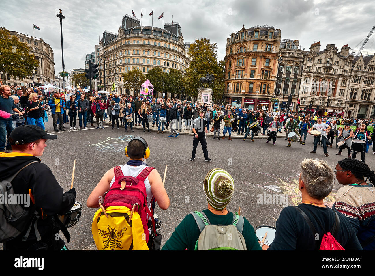 Londres, Reino Unido - Oct 8, 2019: Un hombre conduce tamborileros en una improvisada pantalla en el segundo día de una ocupación de Trafalgar Square por activistas de extinción rebelión. Foto de stock