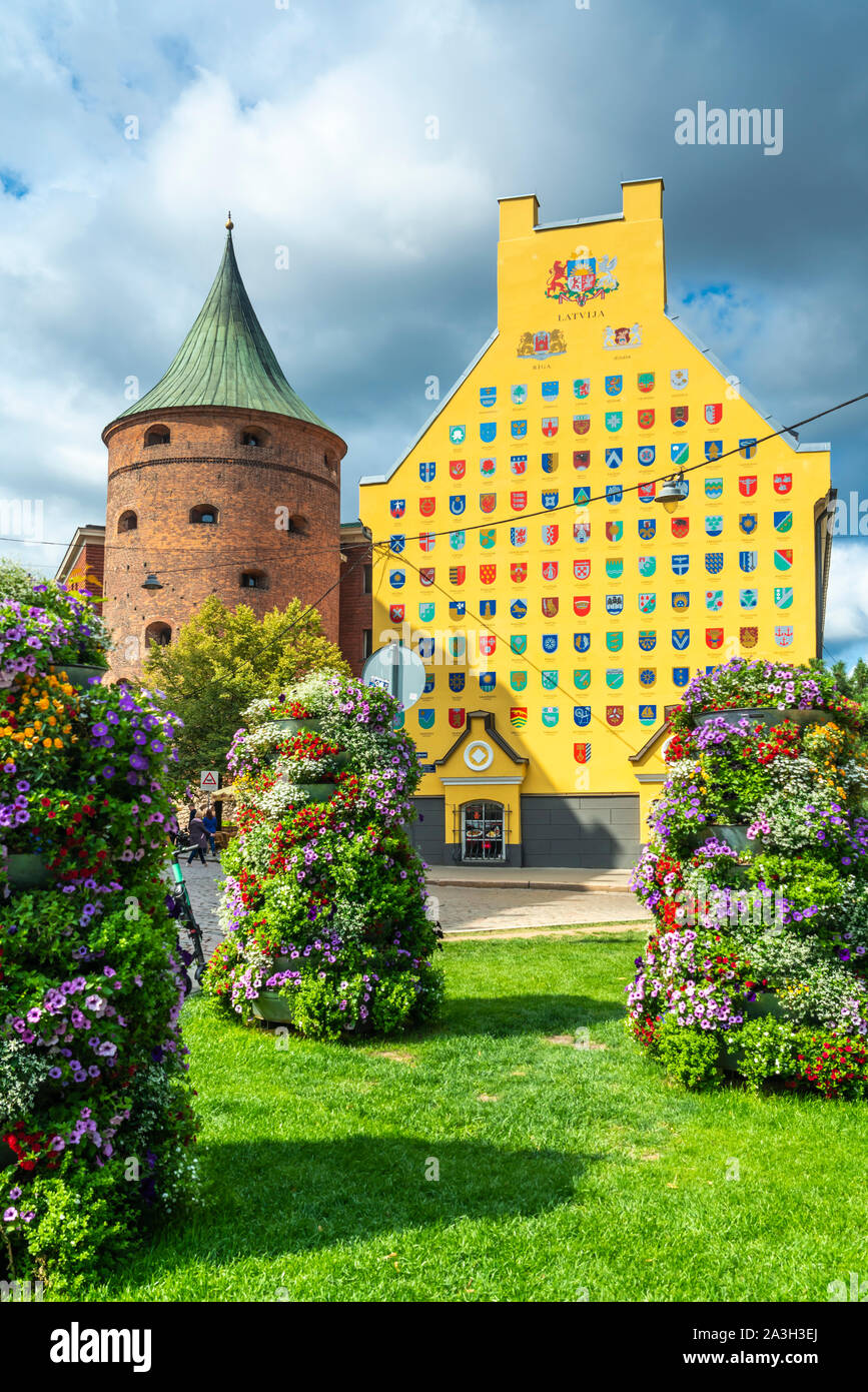 La torre de la pólvora y de construcción de cuarteles de Jacob mostrando escudos de armas para las parroquias de Letonia, en Riga, Letonia. Foto de stock