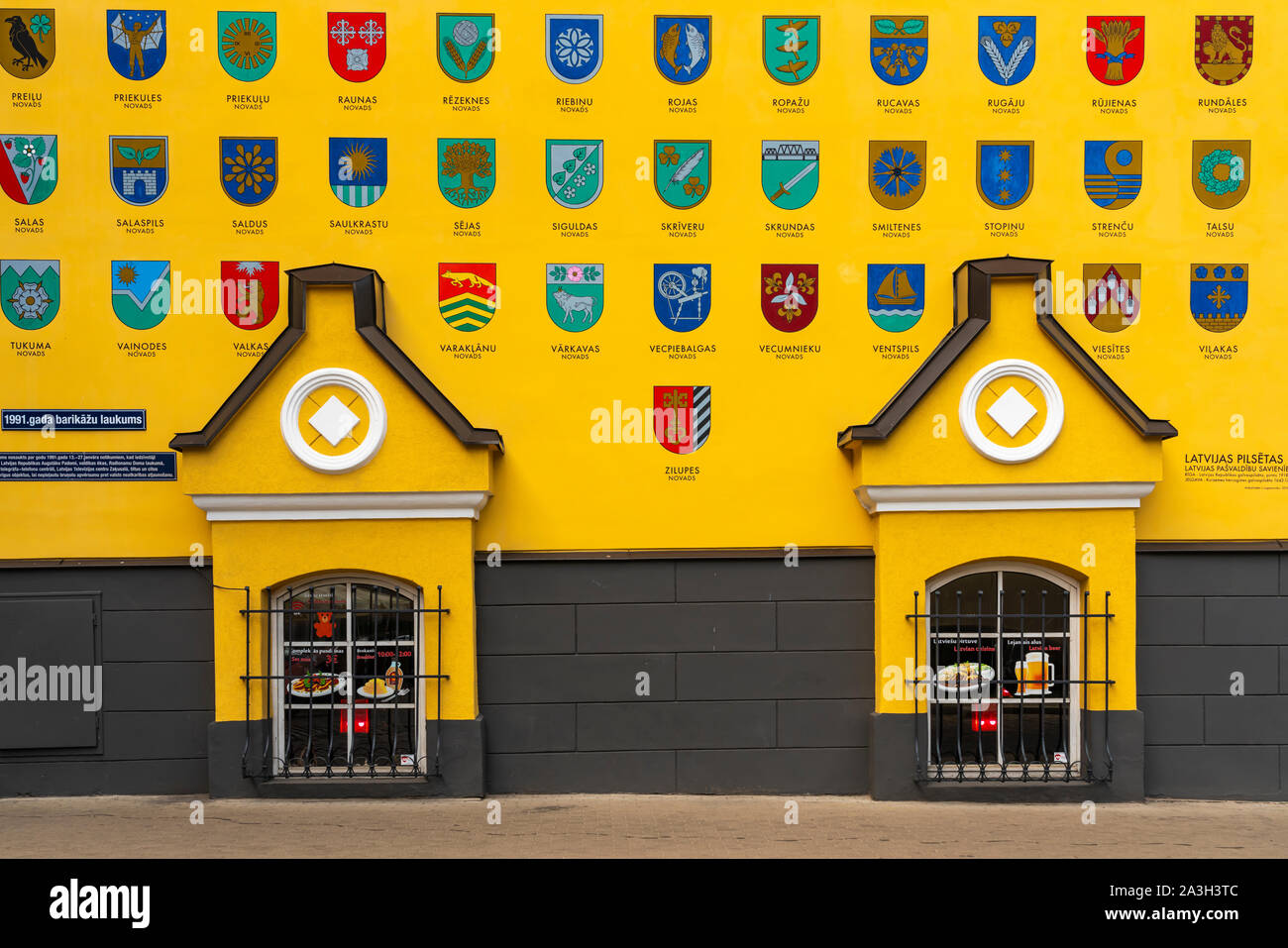 Construcción de cuarteles de Jacob mostrando escudos de armas para las parroquias de Letonia, en Riga, Letonia. Foto de stock