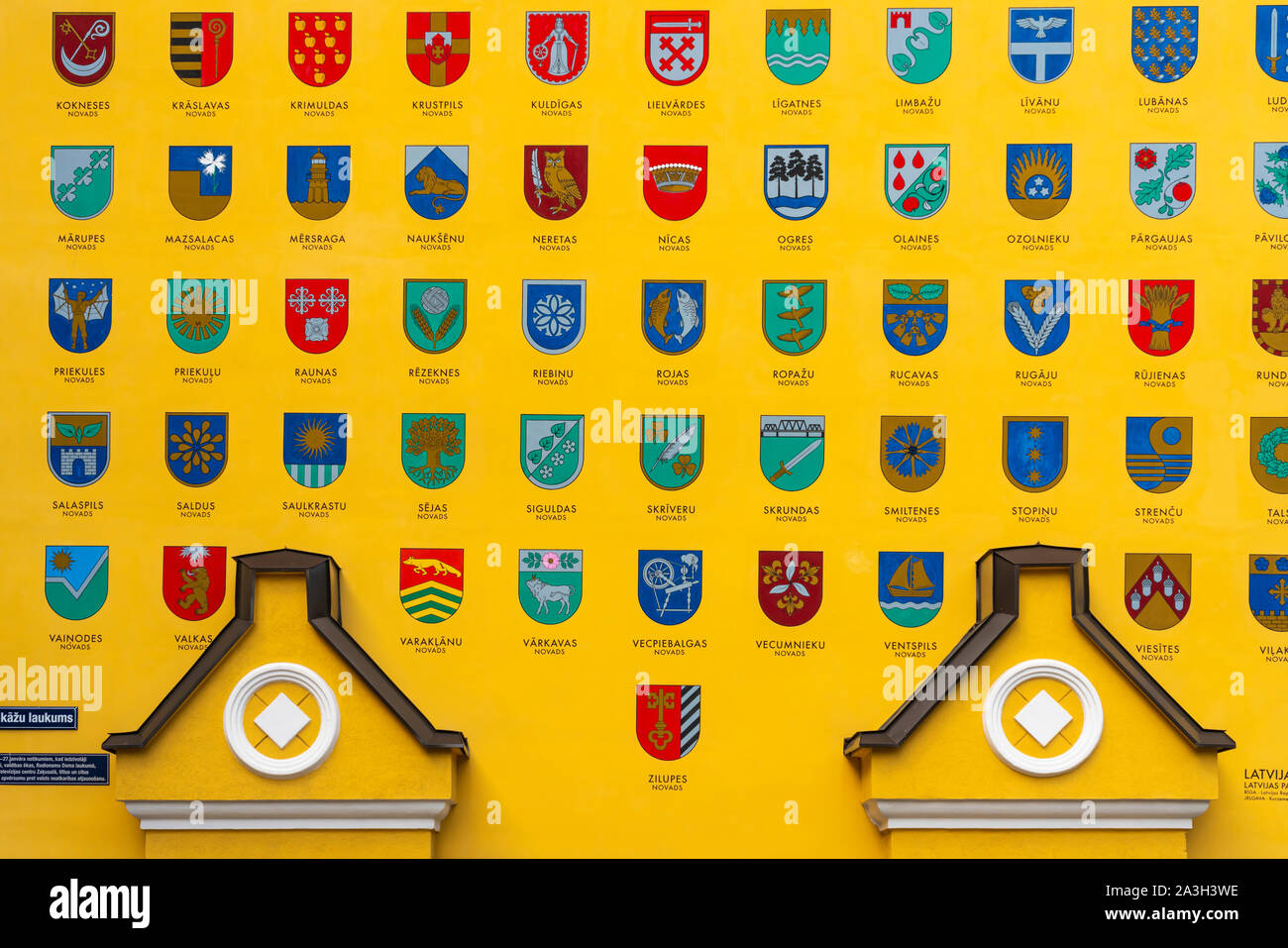 Construcción de cuarteles de Jacob mostrando escudos de armas para las parroquias de Letonia, en Riga, Letonia. Foto de stock