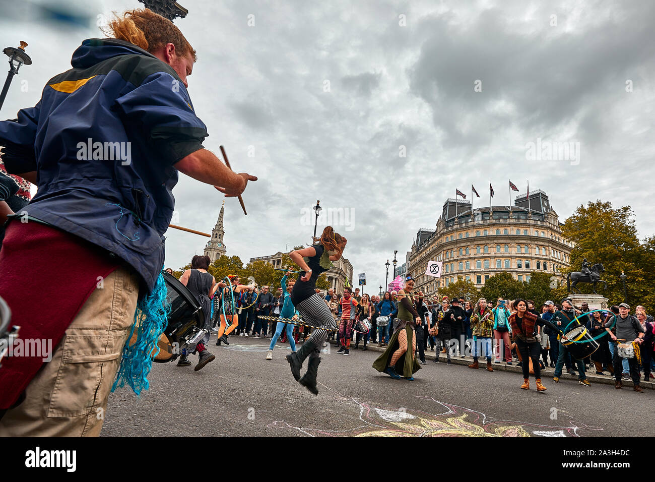 Londres, Reino Unido - Oct 8, 2019: Hula-hoop danzantes hacen una pantalla improvisada en el segundo día de una ocupación de Trafalgar Square por activistas de extinción rebelión. Foto de stock
