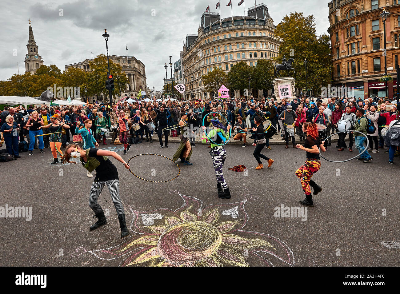 Londres, Reino Unido - Oct 8, 2019: Hula-hoop danzantes hacen una pantalla improvisada en el segundo día de una ocupación de Trafalgar Square por activistas de extinción rebelión. Foto de stock