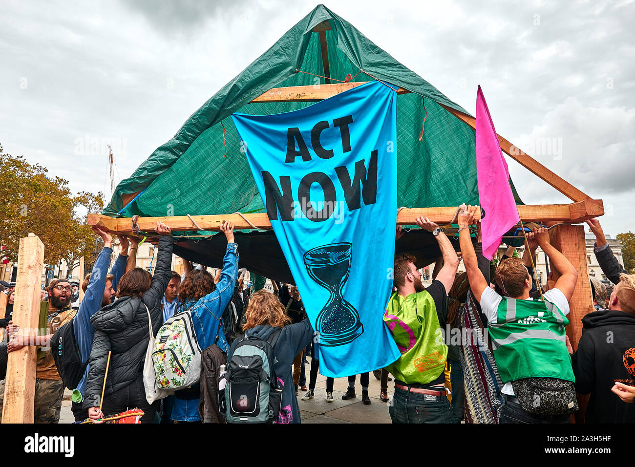 Londres, Reino Unido - Oct 8, 2019: activistas ambientales erigir una marquesina de madera en el segundo día de una ocupación de Trafalgar Square por activistas de extinción rebelión. Foto de stock