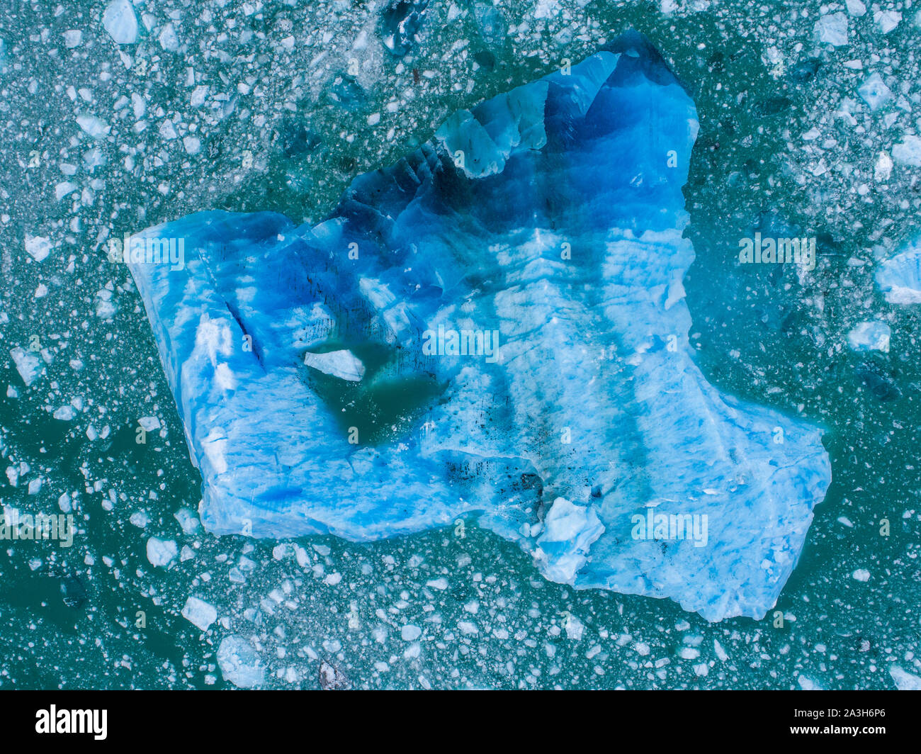 Ee.Uu., Alaska, vista aérea del destrozado icebergs flotando cerca del parto cara de LeConte Glaciar east de San Petersburgo Foto de stock