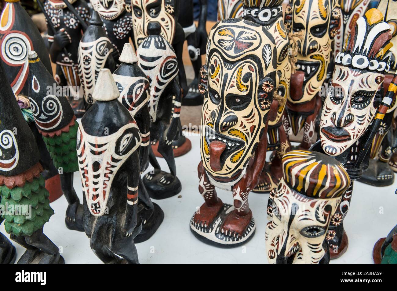 Papúa-Nueva Guinea, distrito de la Capital Nacional, Port Moresby, Distrito de Waigani, Port Moresby, Teatro, Mercado artesanal mensual, máscaras para vender Foto de stock