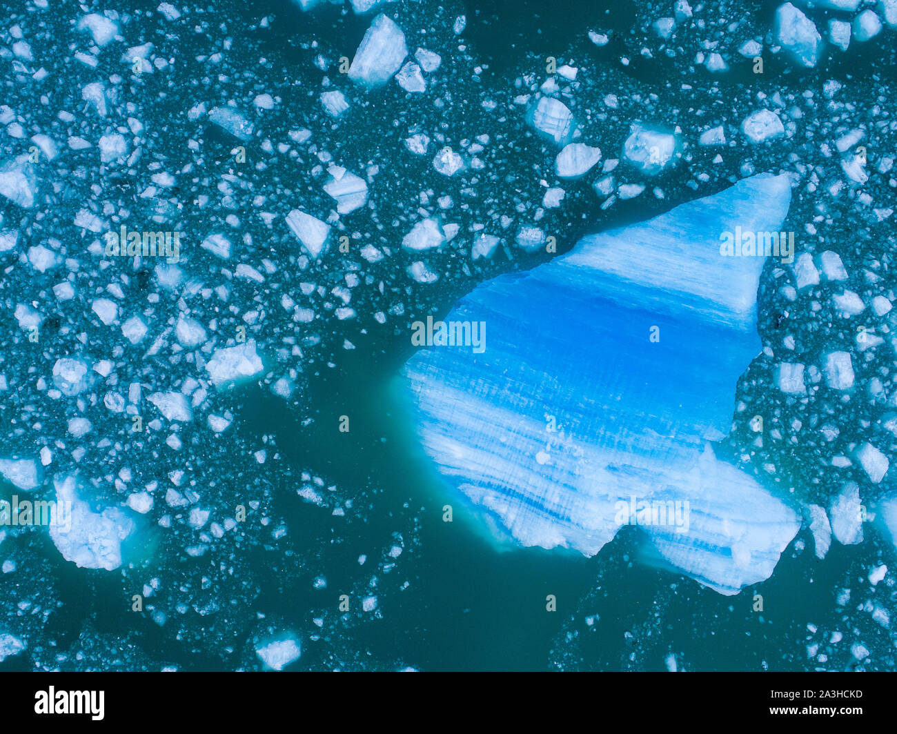 Ee.Uu., Alaska, vista aérea del destrozado icebergs flotando cerca del parto cara de LeConte Glaciar east de San Petersburgo Foto de stock