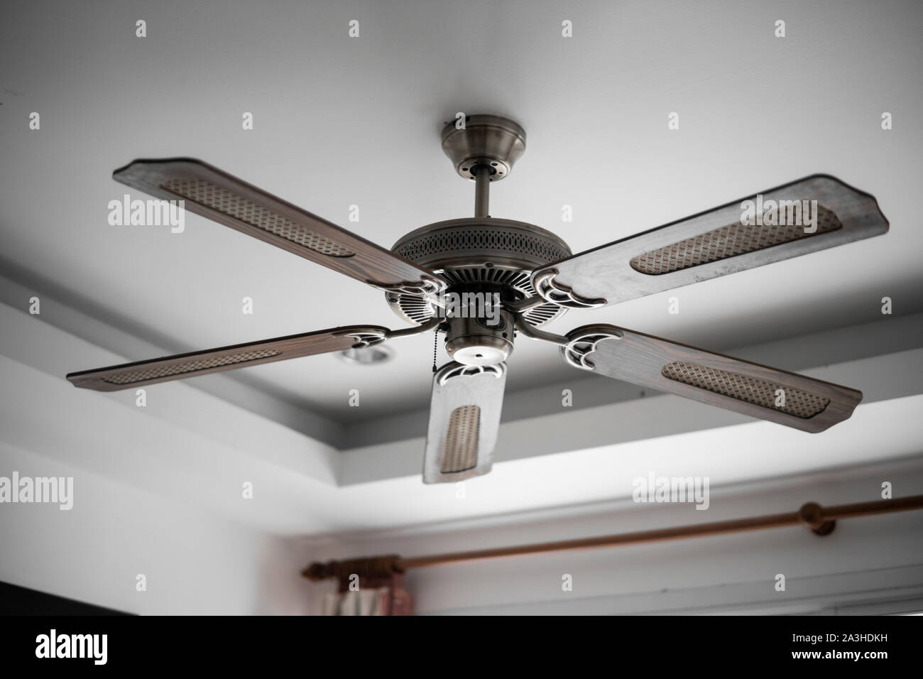 Imagen del ventilador de techo de madera en el interior de la sala  Fotografía de stock - Alamy