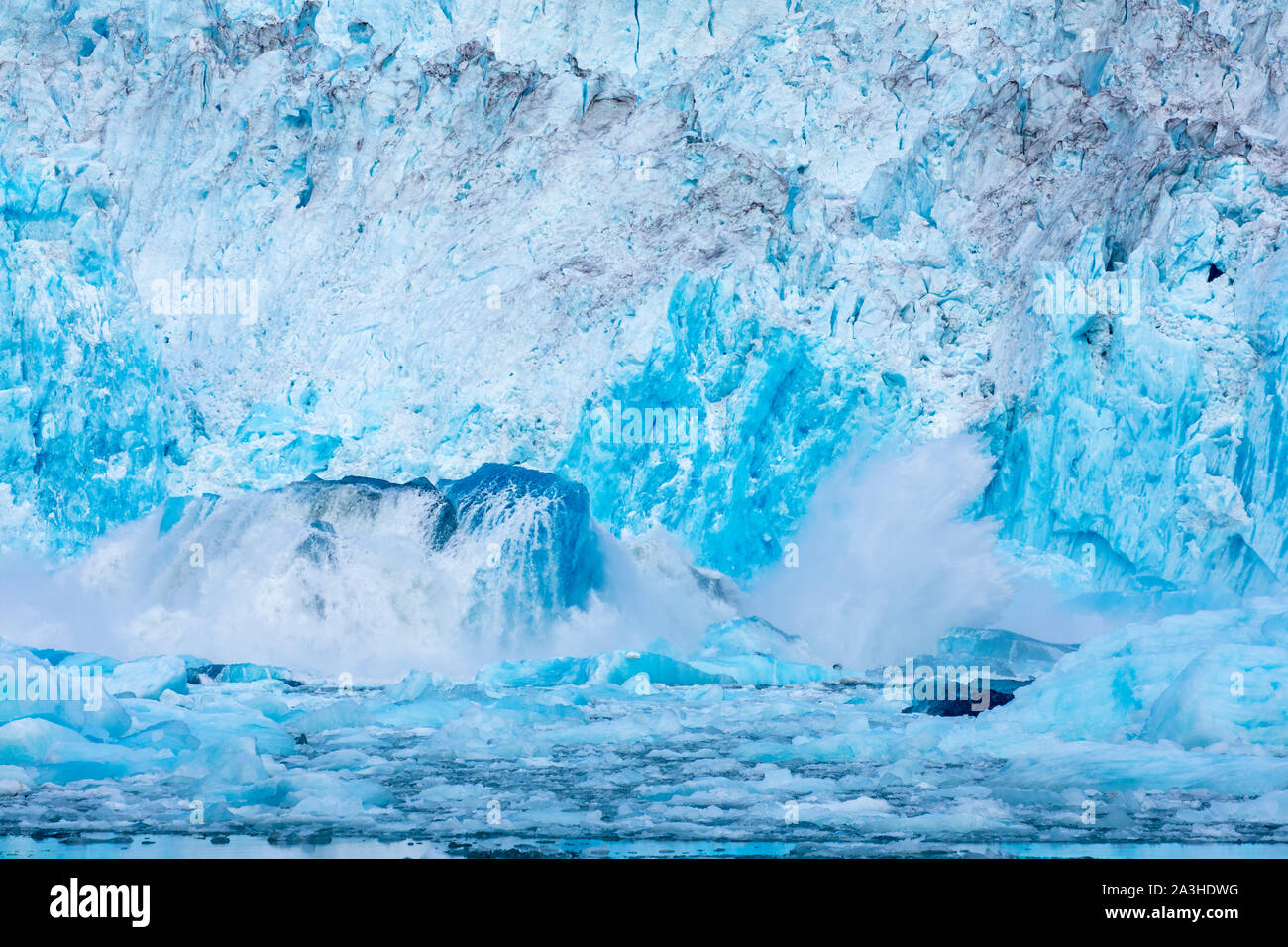 Ee.Uu., Alaska, enorme iceberg submarino erupciona desde debajo de la superficie de los océanos en el rostro de LeConte Glaciar east de San Petersburgo Foto de stock