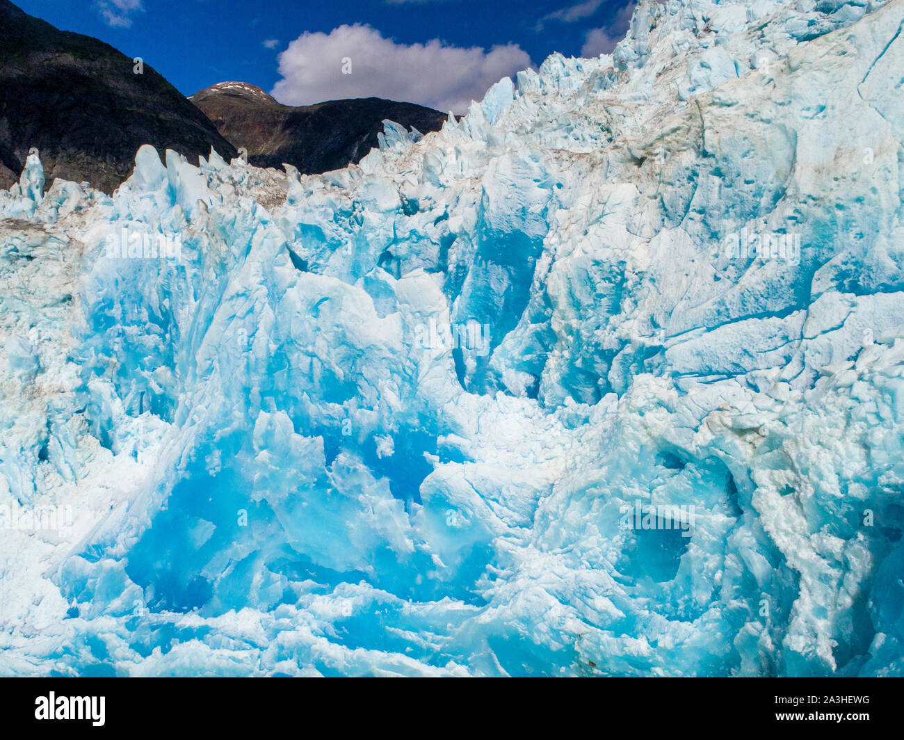 Ee.Uu., Alaska, Tracy Arm - Vados Terror Desierto, vista aérea del destrozado cara azul de Dawes glaciar en tarde de verano Foto de stock