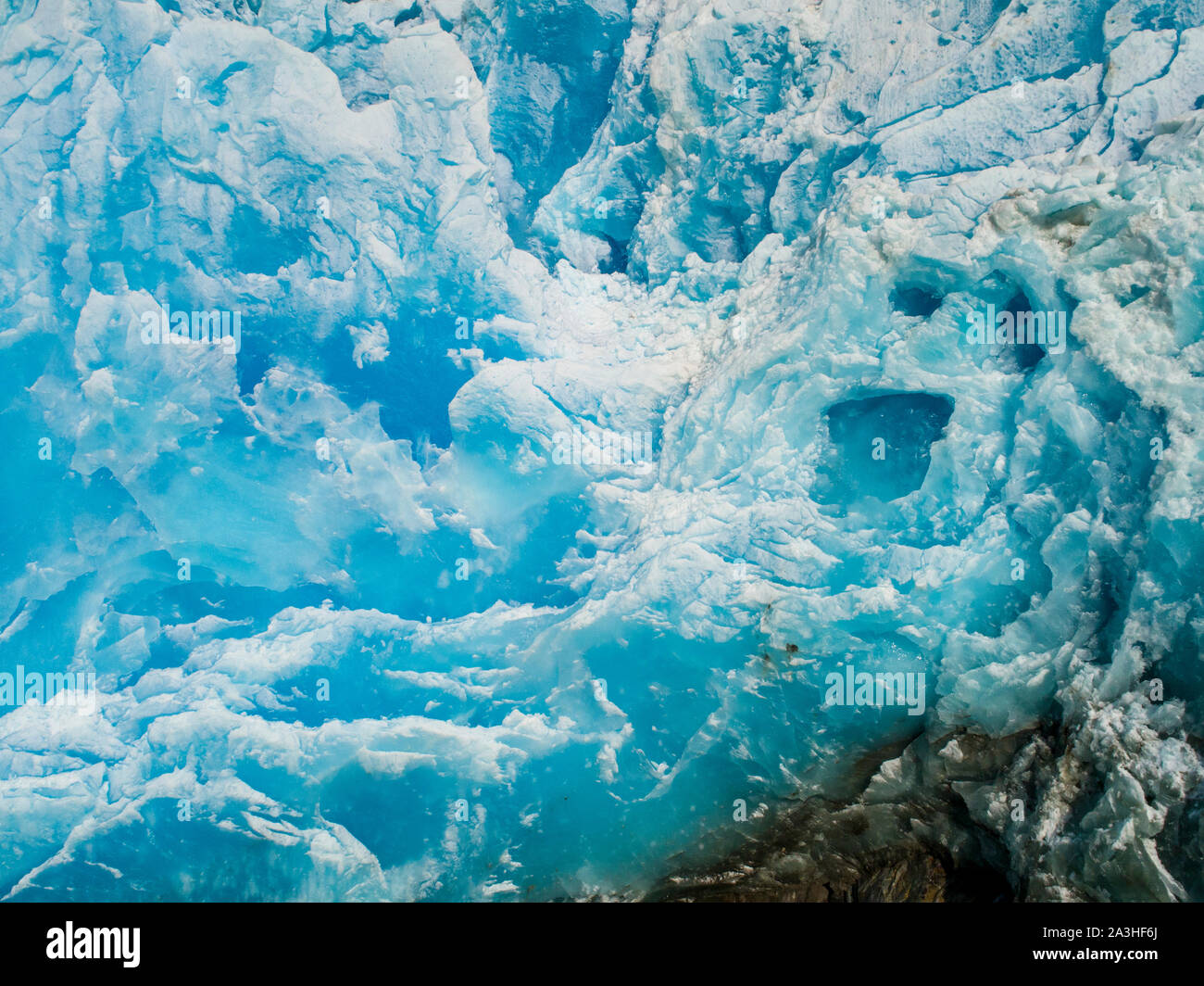 Ee.Uu., Alaska, Tracy Arm - Vados Terror Desierto, vista aérea de crevassed cara azul de Dawes glaciar en tarde de verano Foto de stock