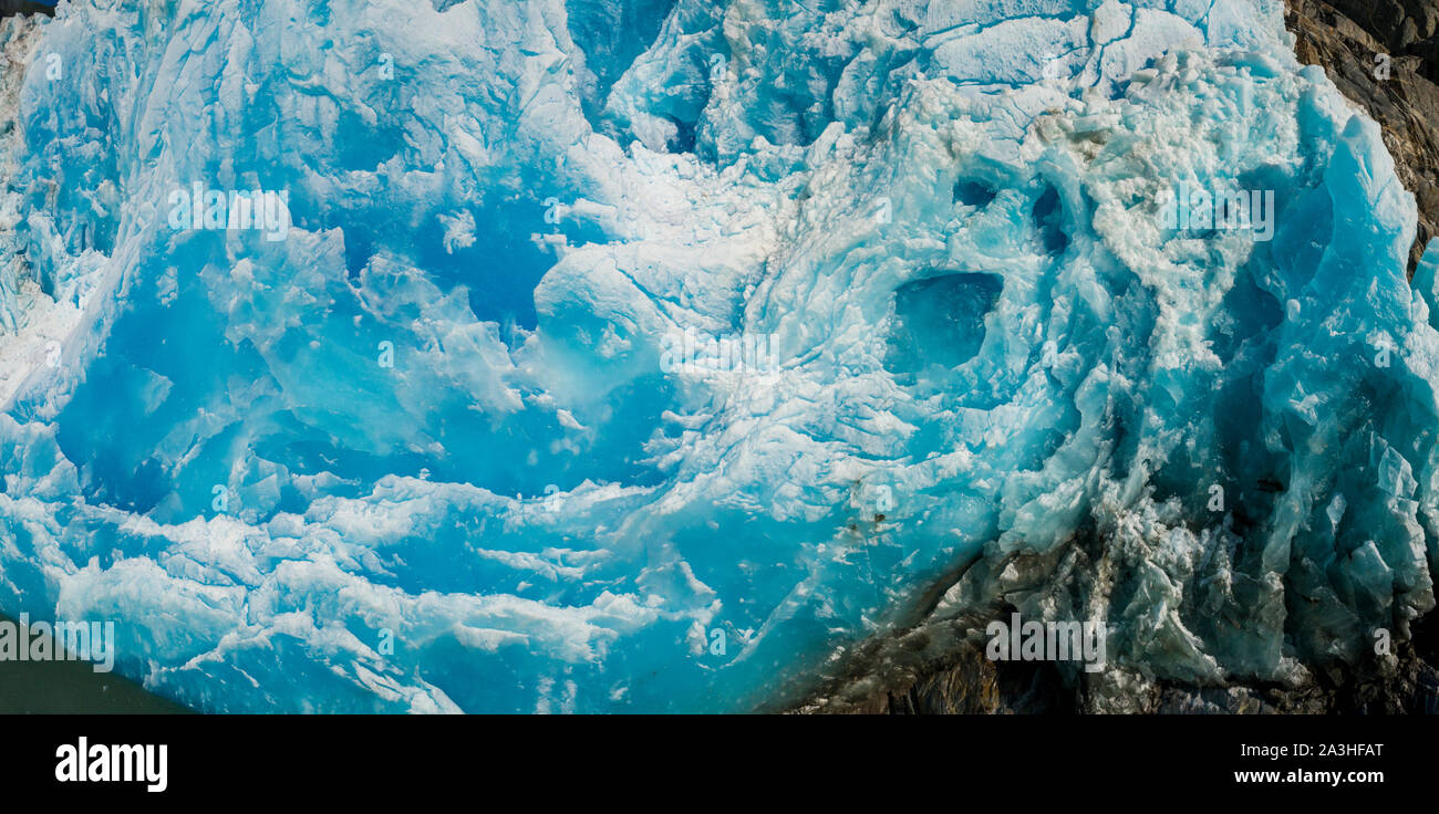 Ee.Uu., Alaska, Tracy Arm - Vados Terror Desierto, vistas panorámicas aéreas de crevassed cara azul de Dawes glaciar en tarde de verano Foto de stock