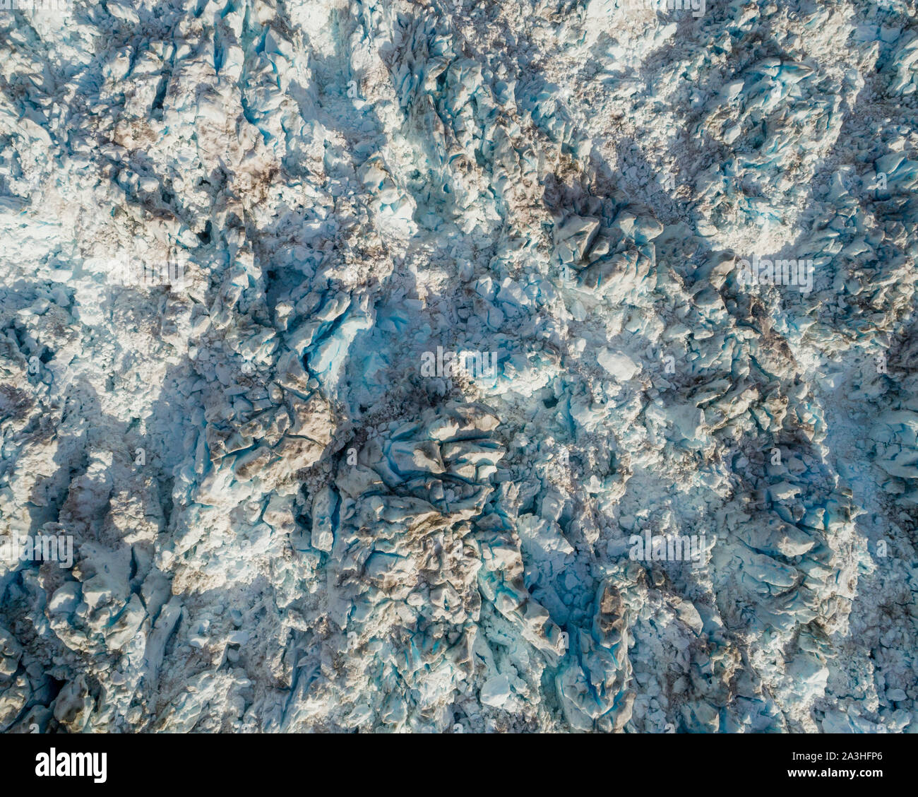 Ee.Uu., Alaska, Tracy Arm - Vados Terror Desierto, sobrecarga vista aérea de la superficie de hielo azul crevassed Dawes glaciar en Endicott Arm Foto de stock