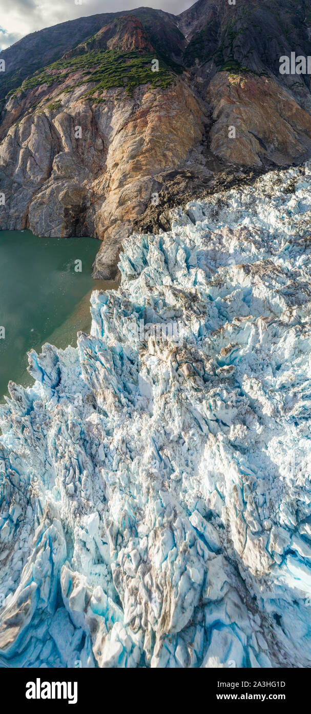 Ee.Uu., Alaska, Tracy Arm - Vados Terror Desierto, vista aérea panorámica de hielo azul crevassed cara de Dawes glaciar en Endicott el brazo al atardecer en summe Foto de stock