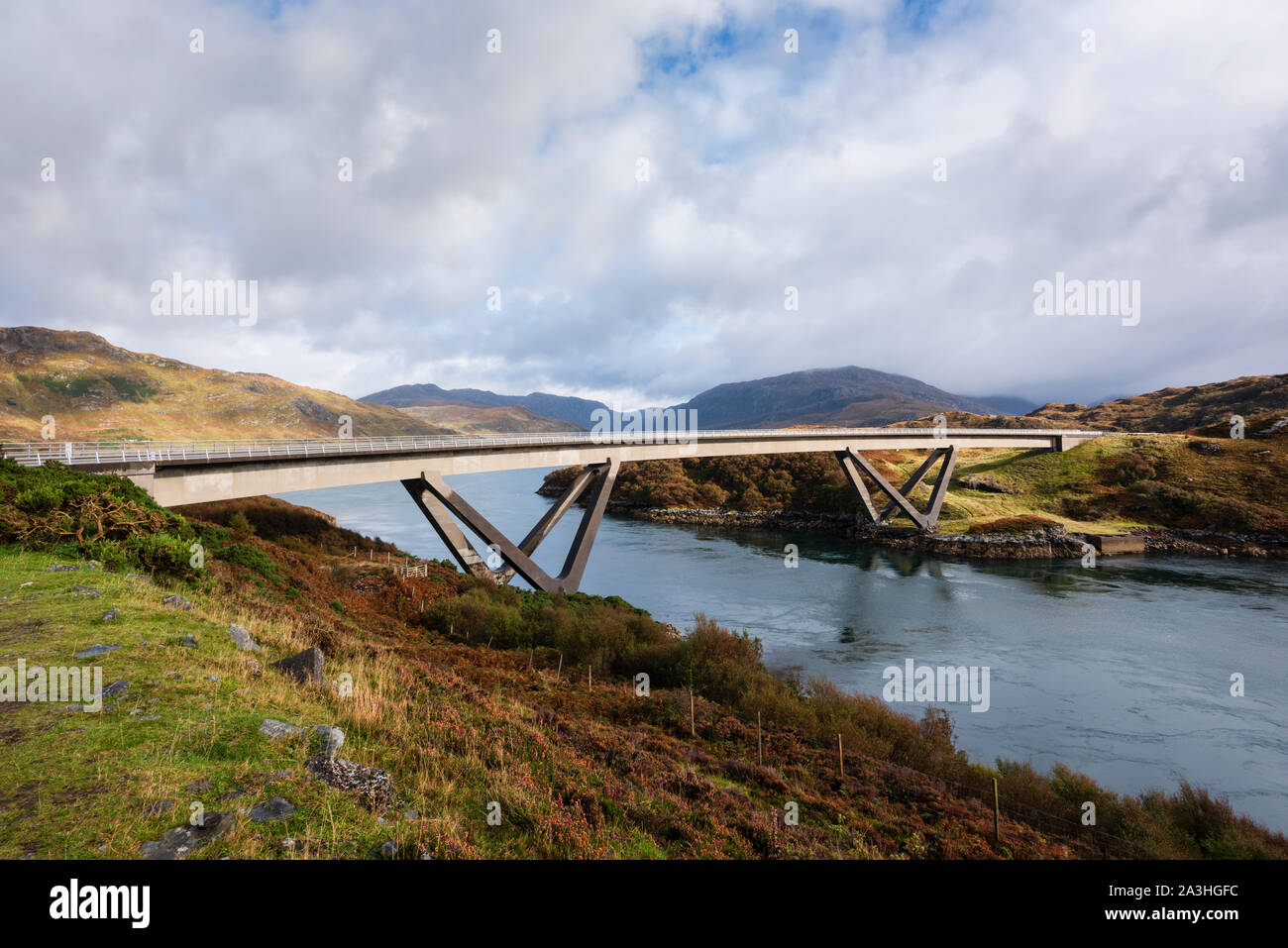 Puente Kylesku una caja de hormigón viga puente sobre loch' Chàirn Bhàin en Sutherland North West Highlands de Escocia Foto de stock