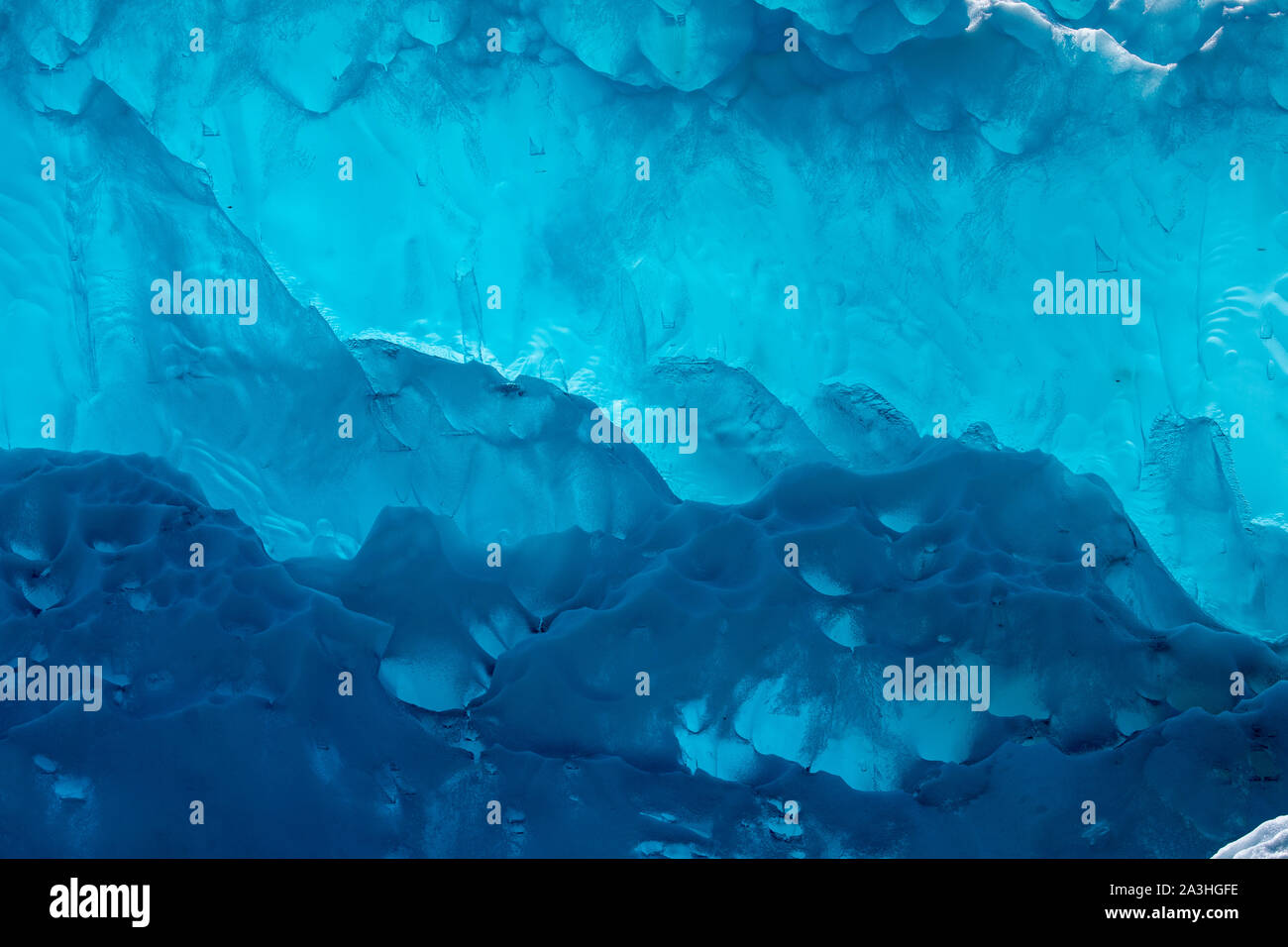 Ee.Uu., Alaska, Tracy Arm - Vados Terror desierto, cerca de azul iceberg paridas de Dawes glaciar en mañana de verano Foto de stock