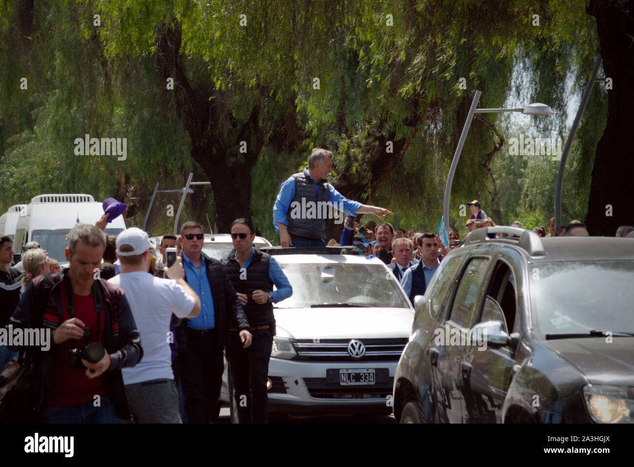 Mendoza, Argentina. 2019-10-05 - El presidente de Argentina, Mauricio Macri saluda a la multitud durante su mitin de campaña para su reelección. Foto de stock