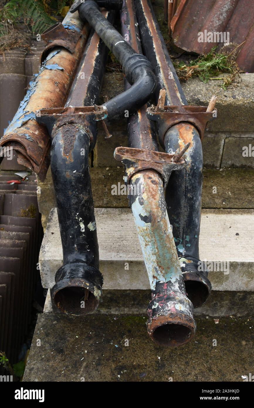 Hierro fundido Canalones y tubos de bajada en un país occidental arquitectónico inglés salvage yard. Foto de stock