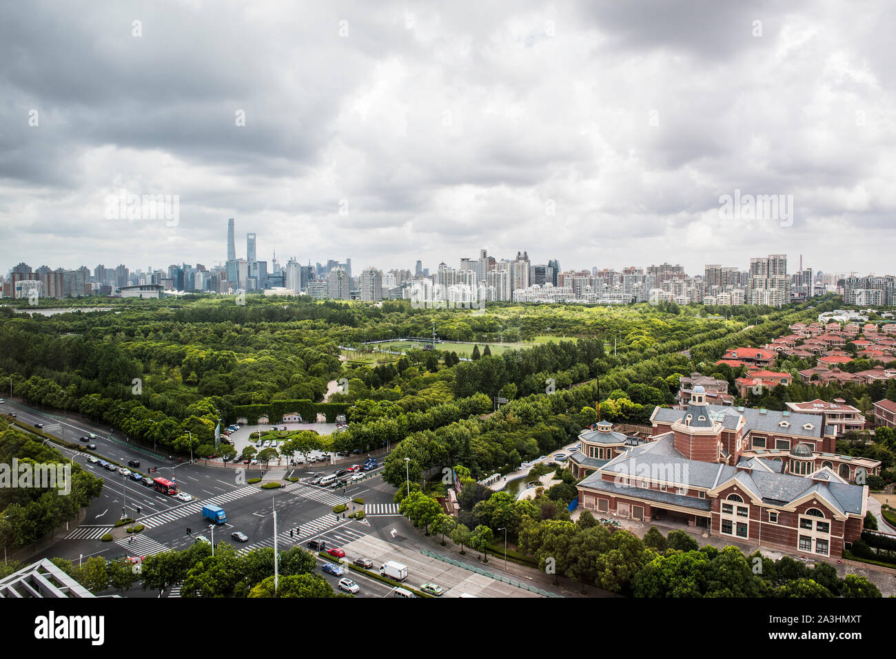 El skyline de Shangai visto desde lejos Foto de stock