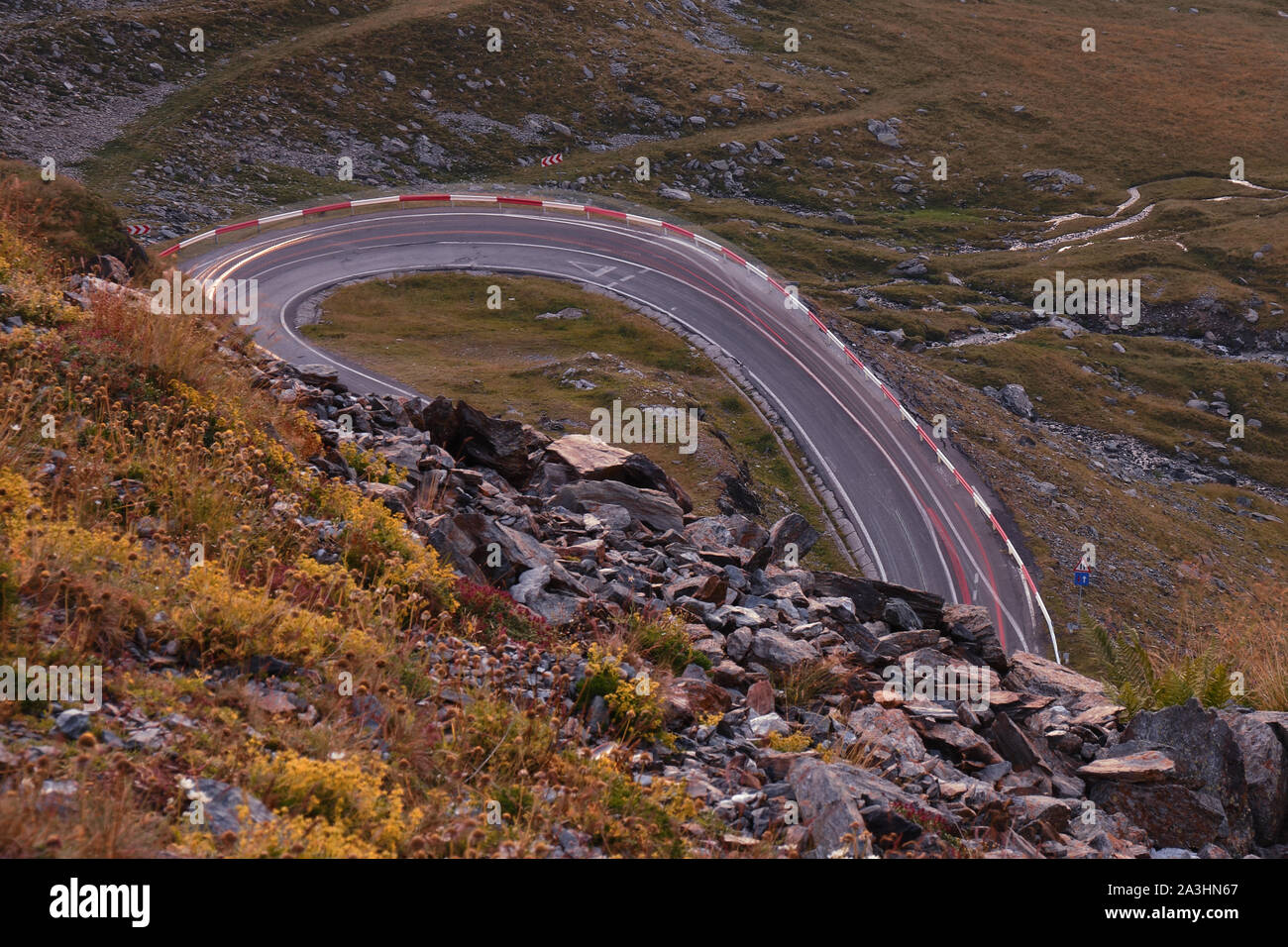 Horquilla encienda Transfagarasan road, en Rumania, al anochecer. Foto de stock