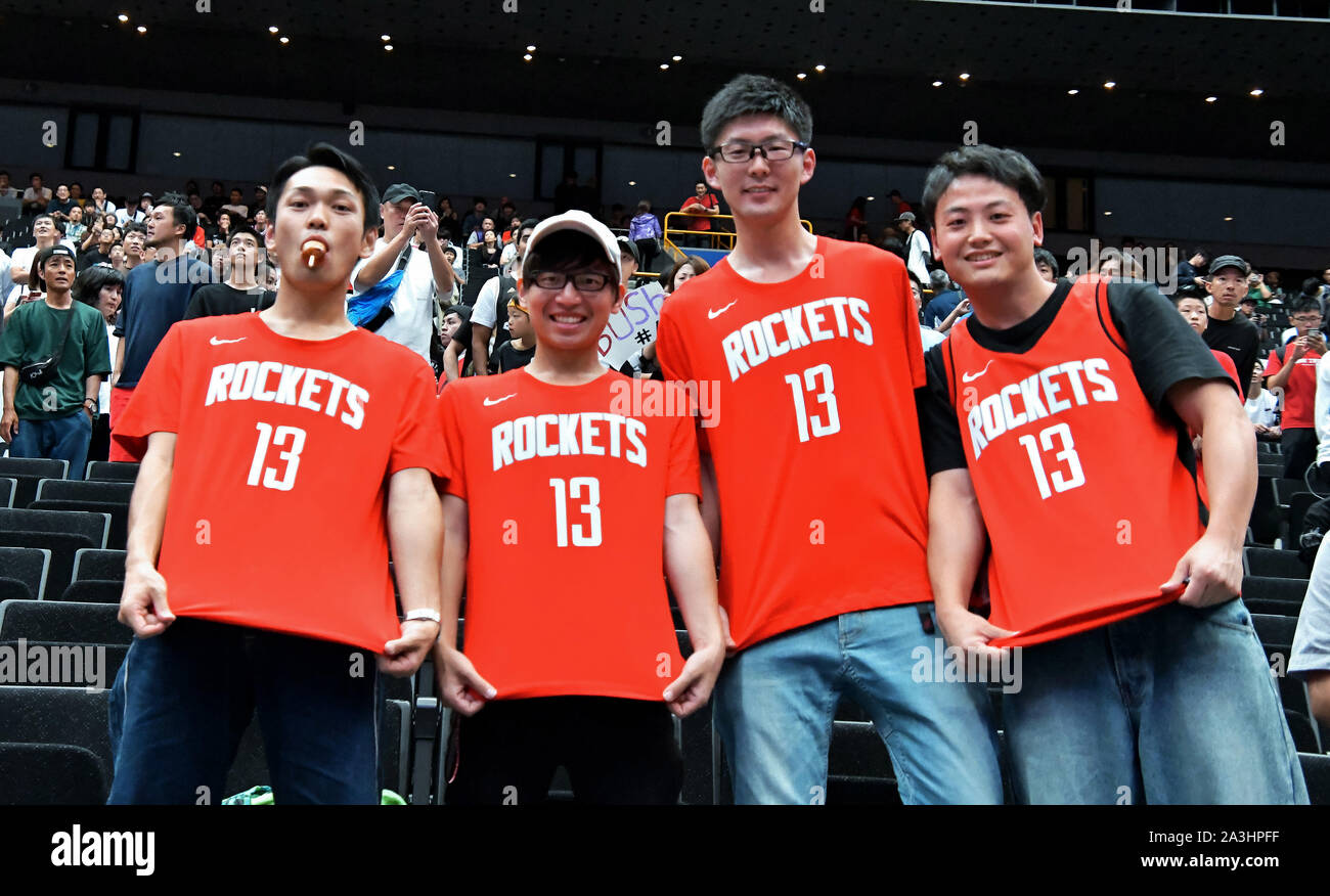 Saitama, Japón. 08 Oct, 2019. Los fans japoneses celebrar durante el partido entre Houston Rockets y Toronto Raptors de la NBA 'Juegos' Japón en Saitama, Japón el martes, 8 de octubre de 2019. Foto por Keizo Mori/UPI Crédito: UPI/Alamy Live News Foto de stock