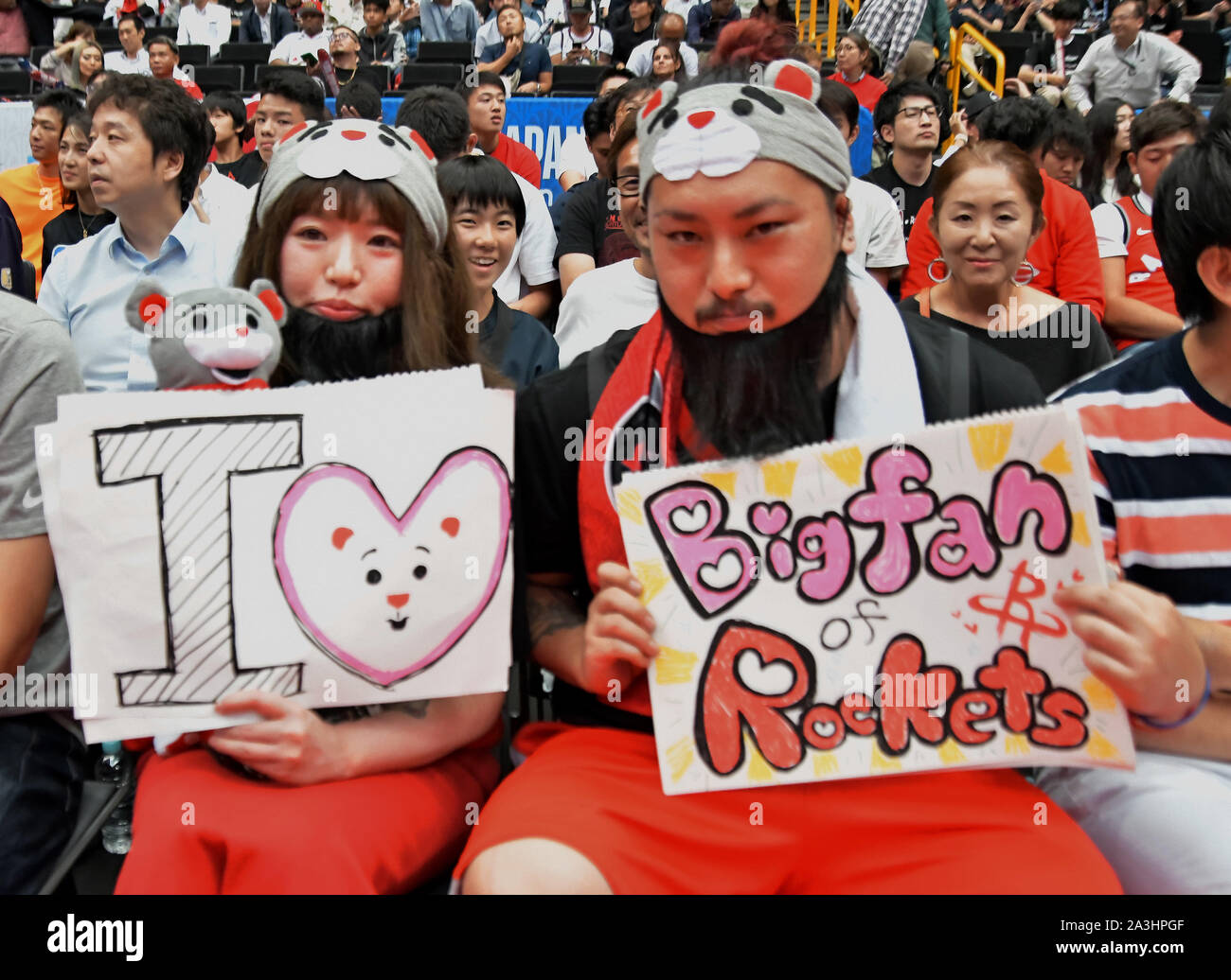 Saitama, Japón. 08 Oct, 2019. Los fans japoneses celebrar durante el partido entre Houston Rockets y Toronto Raptors de la NBA 'Juegos' Japón en Saitama, Japón el martes, 8 de octubre de 2019. Foto por Keizo Mori/UPI Crédito: UPI/Alamy Live News Foto de stock