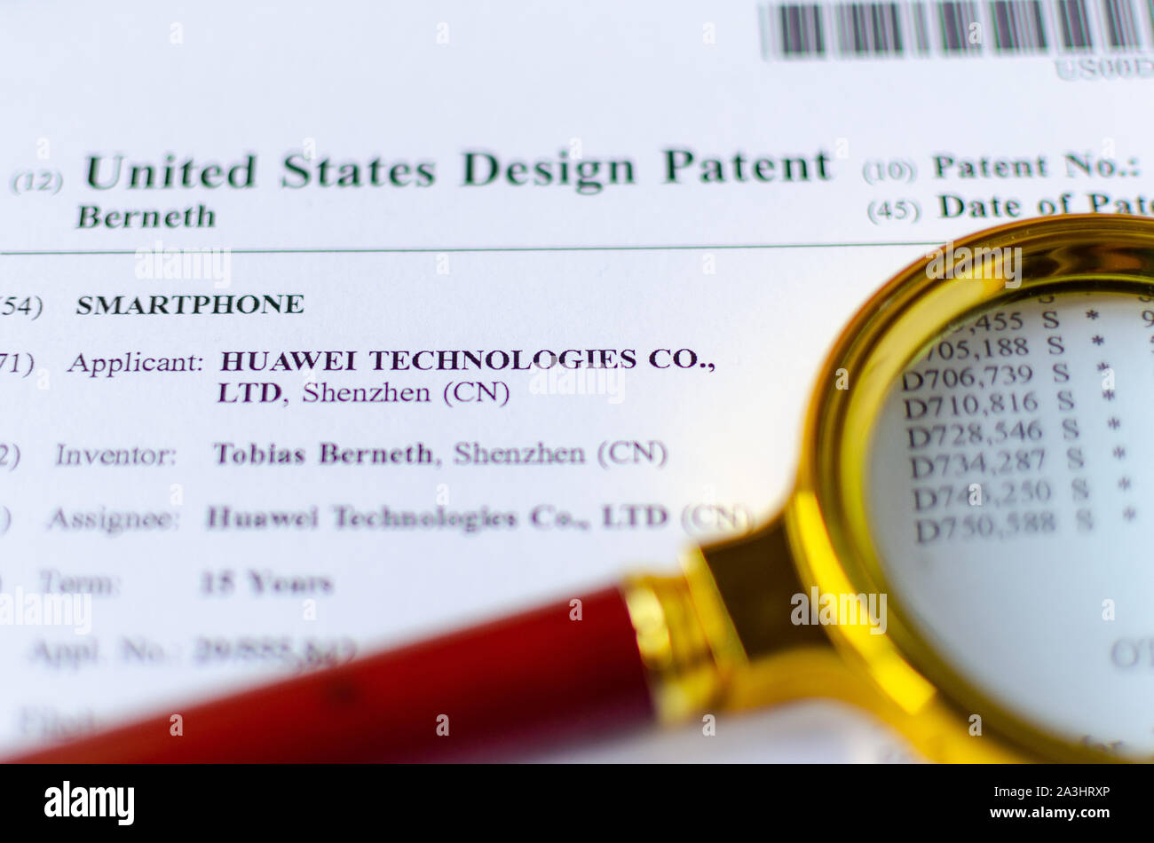 La foto de cierre de Huawei lupa y patentes de Estados Unidos. Las tecnologías chinas están bajo investigación. Foto de stock