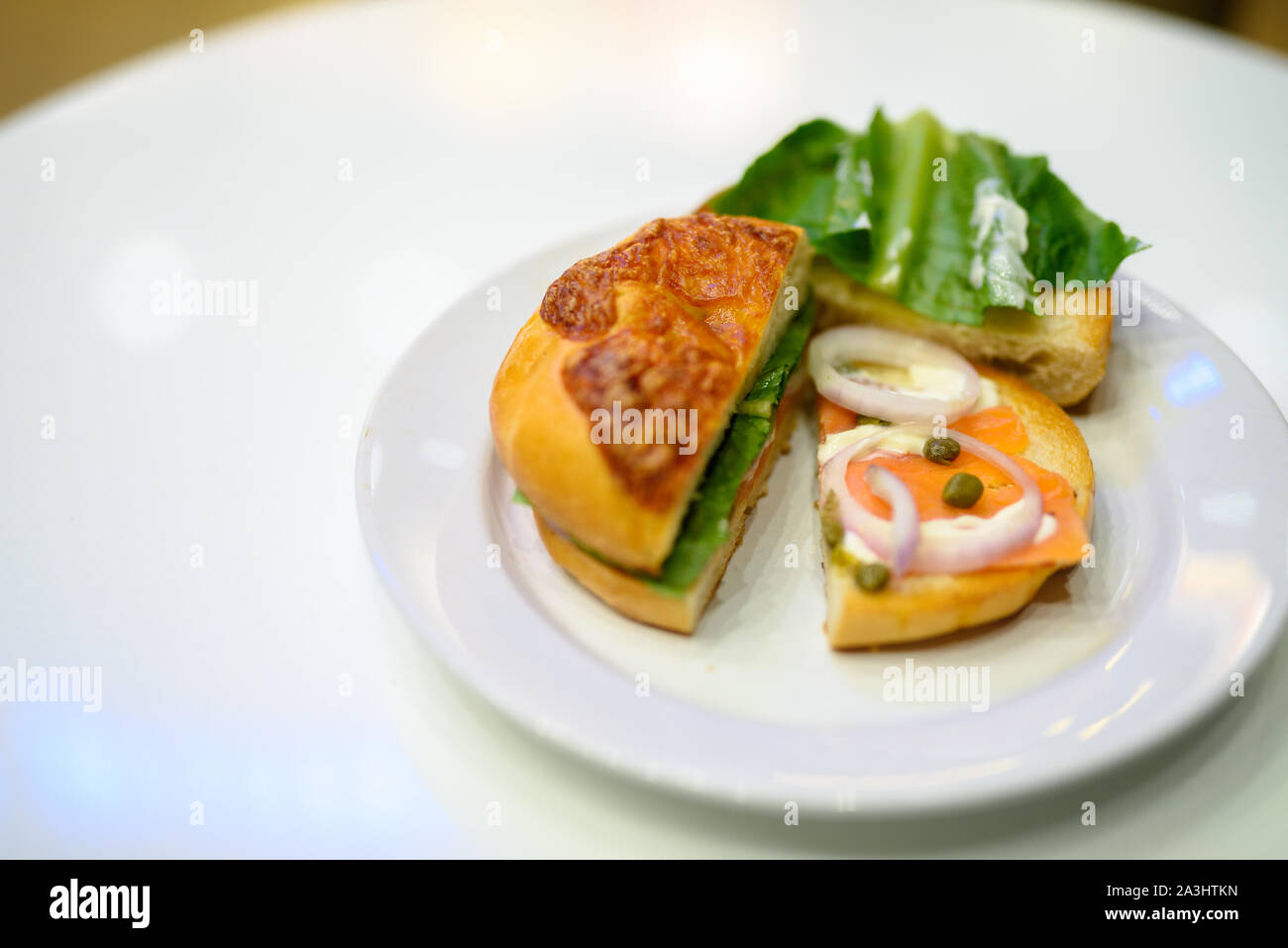 Bagel con salmón ahumado y verduras servidas en mesa Foto de stock