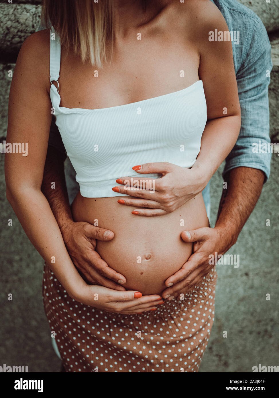 Espera amorosa pareja tocando el vientre de la mujer embarazada Foto de stock