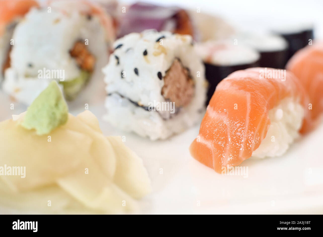 Color y delicioso plato de sushi Foto de stock
