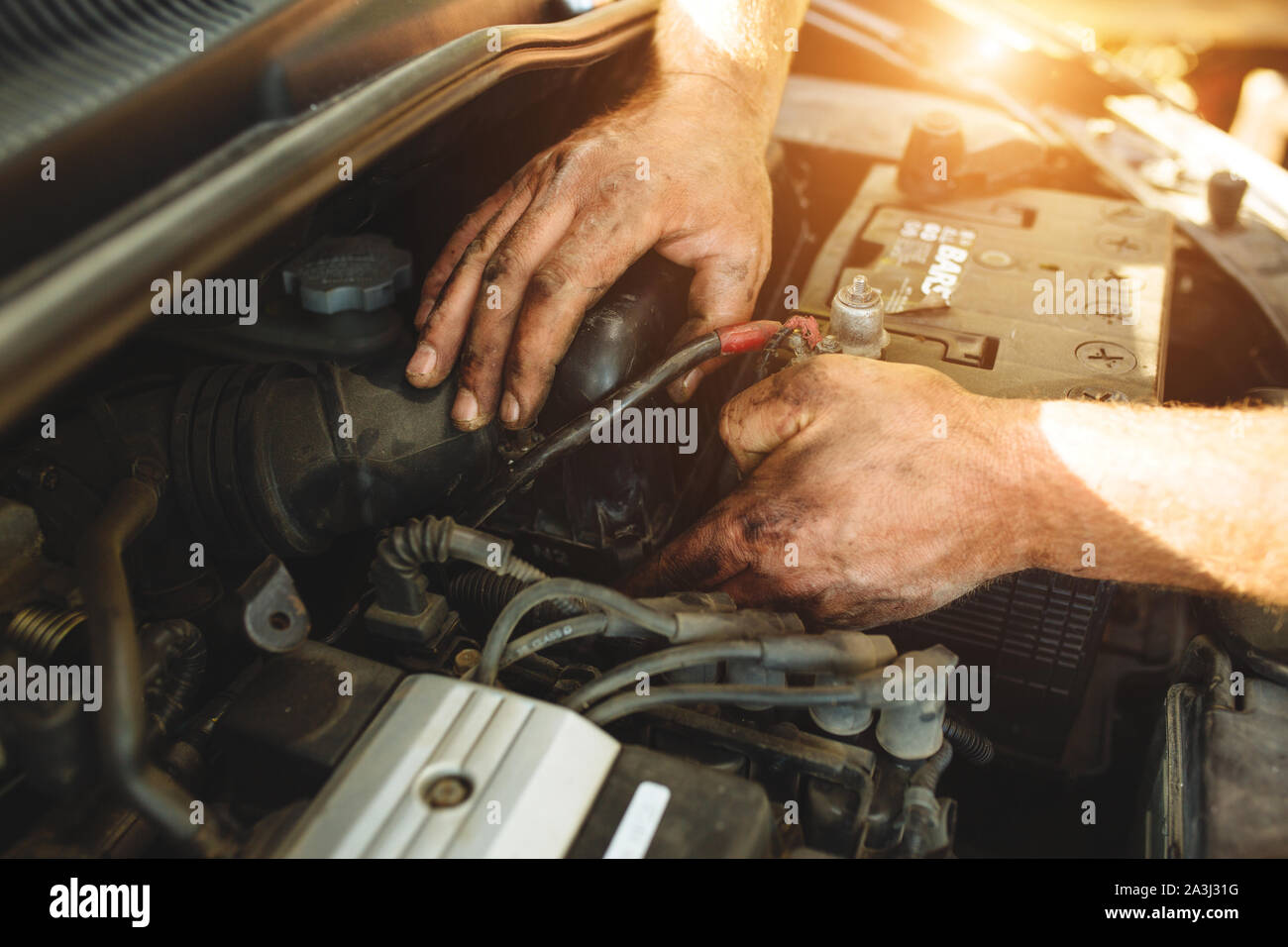 Cierre mecánico de reparación de un automóvil sin guantes. Foto de stock